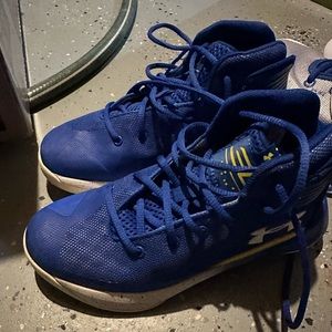 Under armour boys Stephan curry basketball shoes size 2